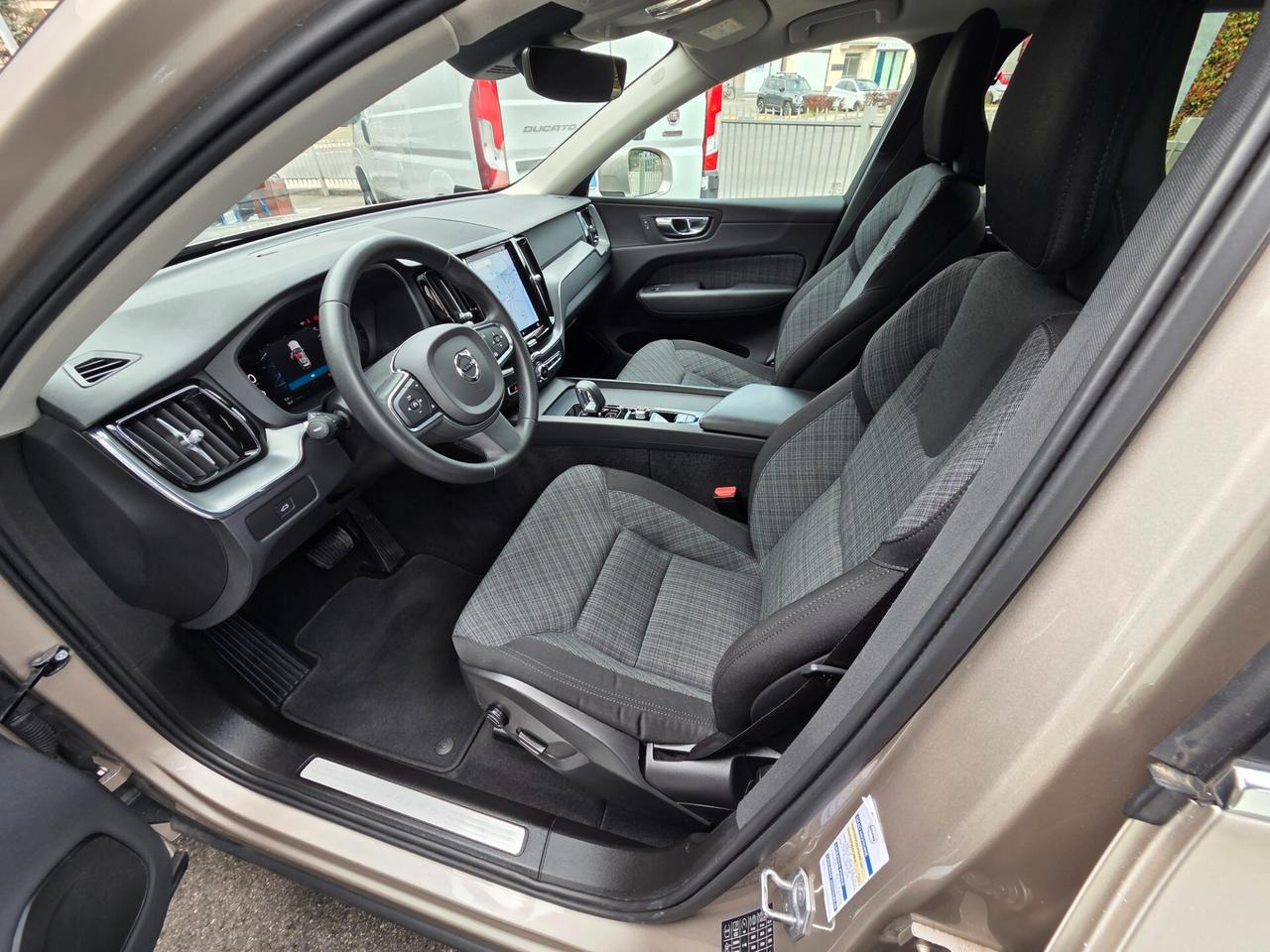 Volvo XC60 2.0 B4 BENZINA 197cv AUT. / SERVICE VOLVO!