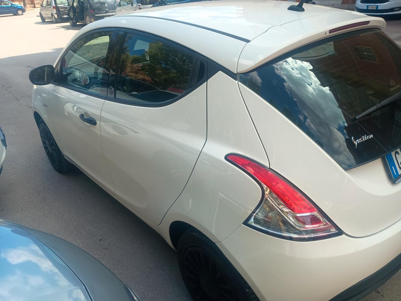 Lancia Ypsilon 1.0 FireFly 5 porte S&S Hybrid Ecochic Silver