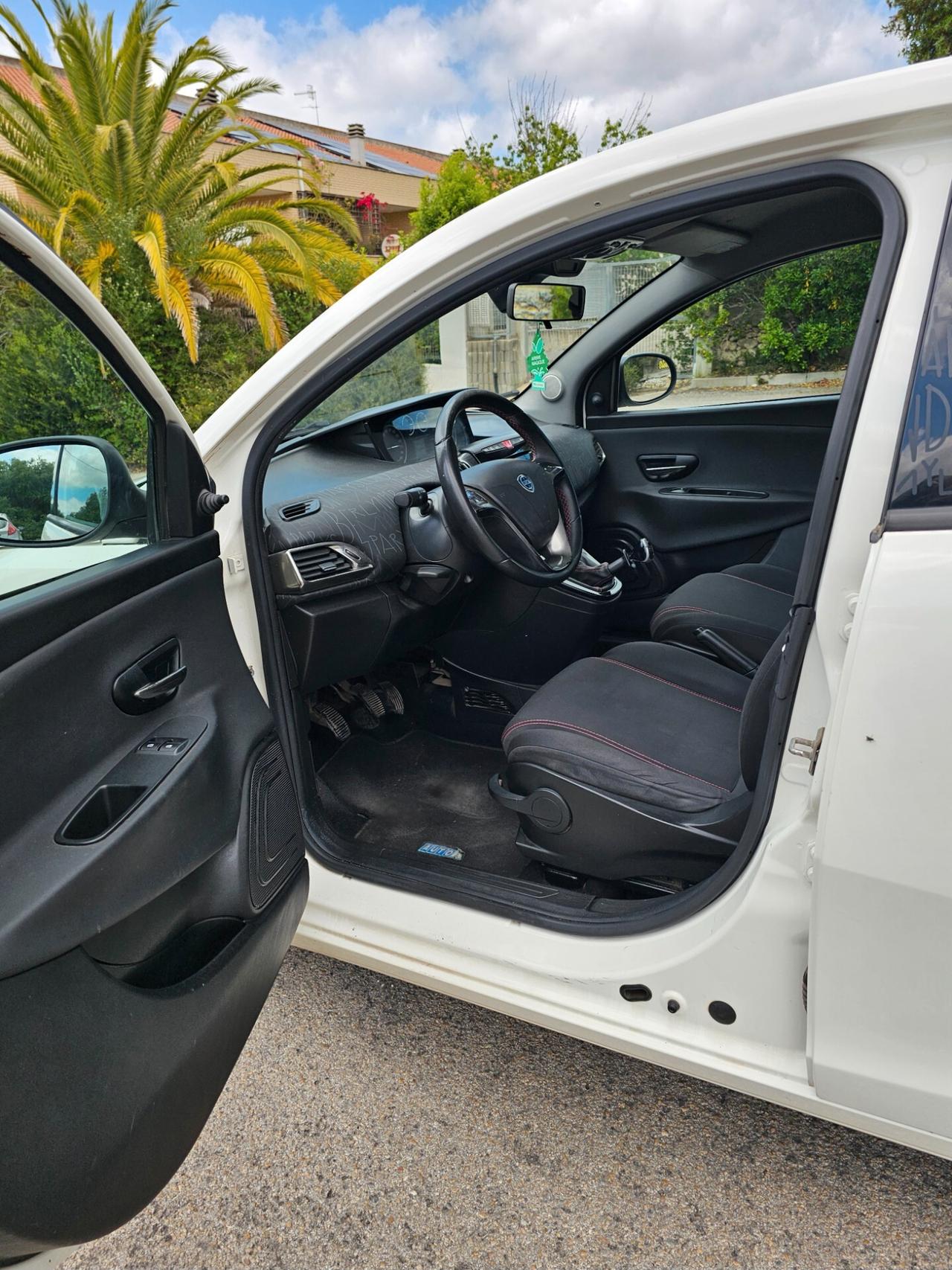 Lancia Ypsilon 1.2 69 CV 5 porte Elefantino Rosa