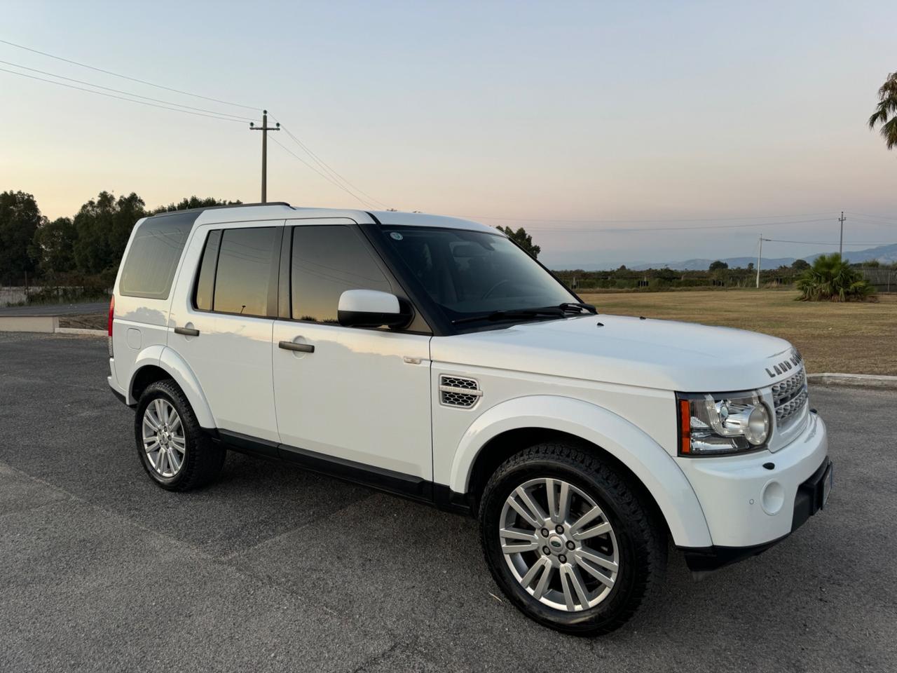 Land Rover Discovery 4 3.0 SDV6 245CV Black&White Limited Edition