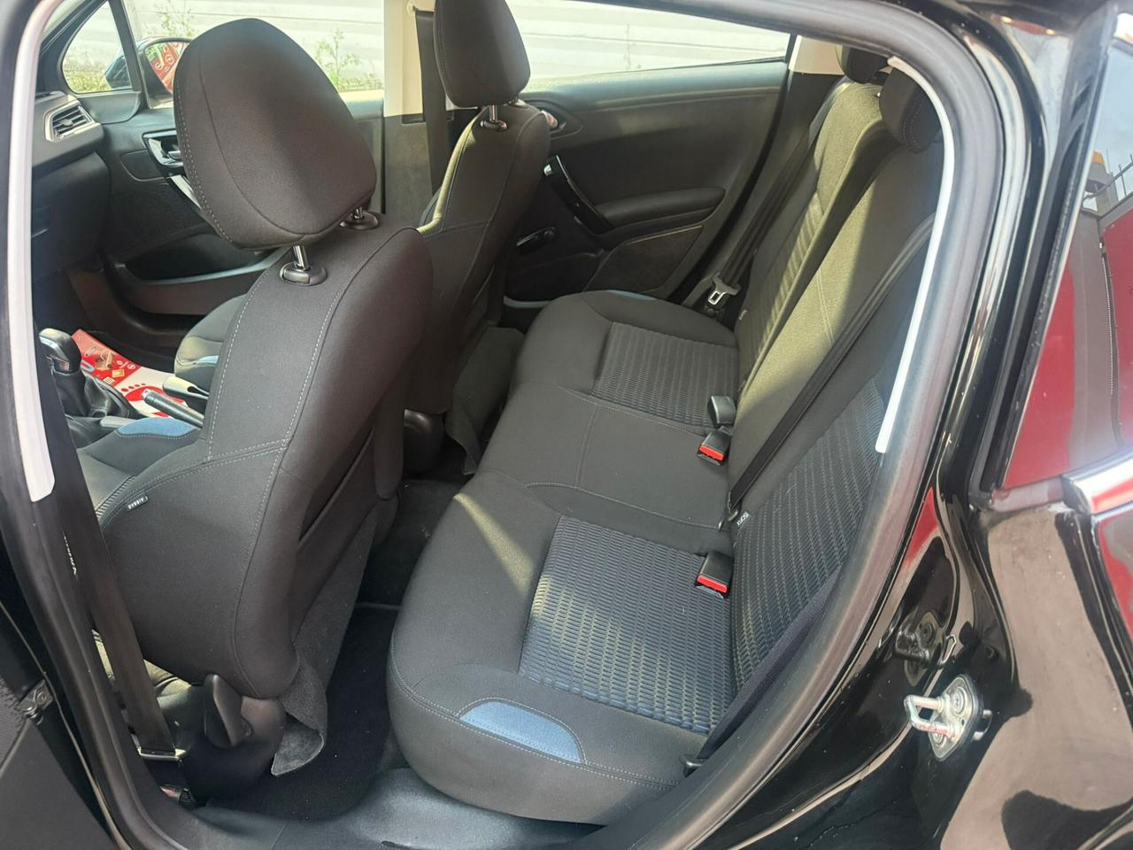 Peugeot 208 1.2 82cv Allure - 2013