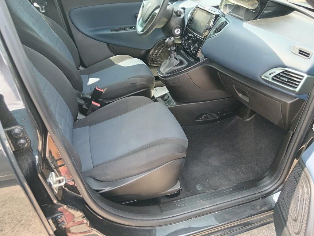 Lancia Ypsilon 1.0 FireFly 5 porte S&S Hybrid Platino