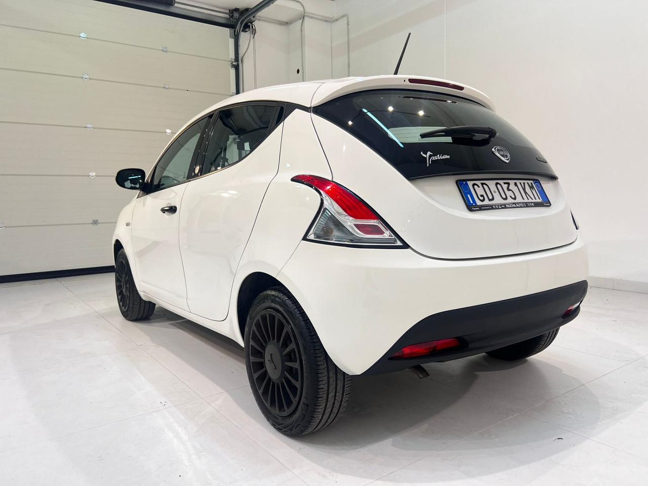 Lancia Ypsilon 1.0 FireFly 5 porte S&S Hybrid Silver