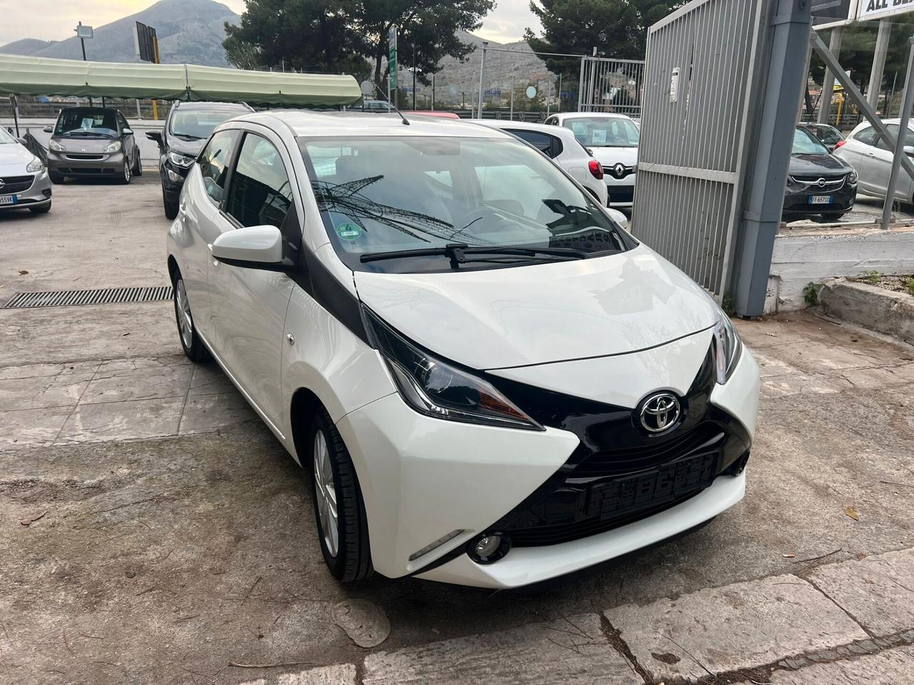 Toyota Aygo 1.0 VVT-i 69 CV 5 porte x-play TSS