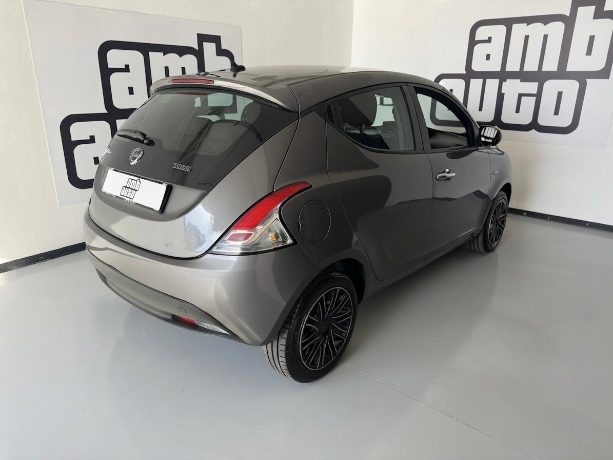 Lancia Ypsilon 5 porte Hybrid Silver