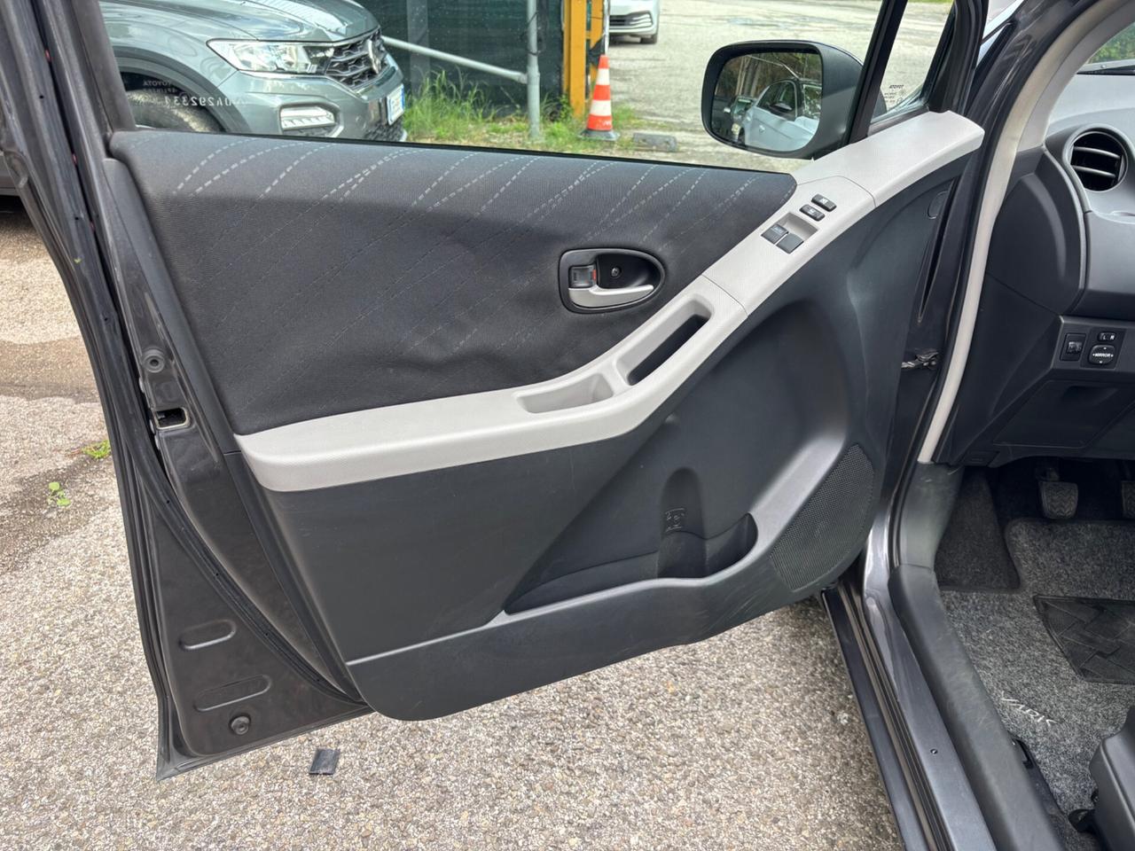 Toyota Yaris 1.3 5 porte Navi OK Neopatentati