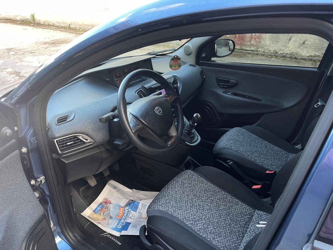 Lancia Ypsilon 1.0 FireFly 5 porte S&S Hybrid Silver