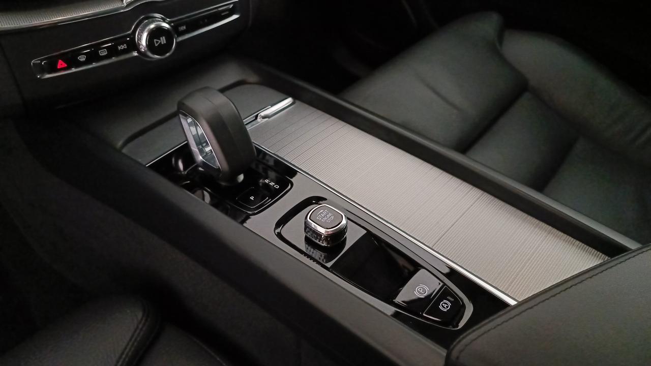 VOLVO XC60 2.0 b4 Plus Dark awd auto