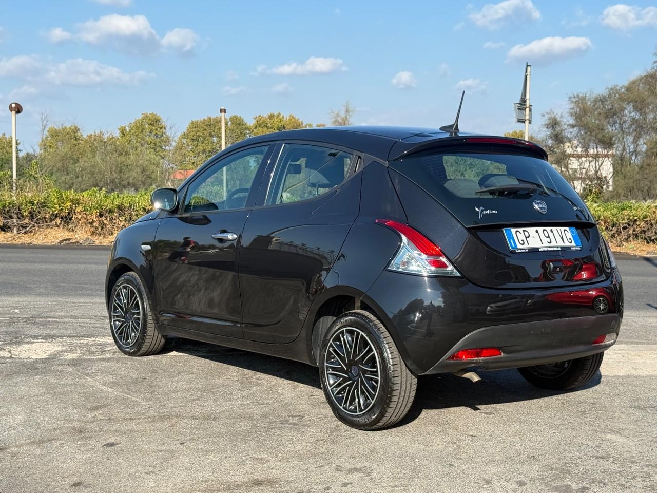 Lancia Ypsilon 1.0 FireFly Hybrid Gold Plus Nera