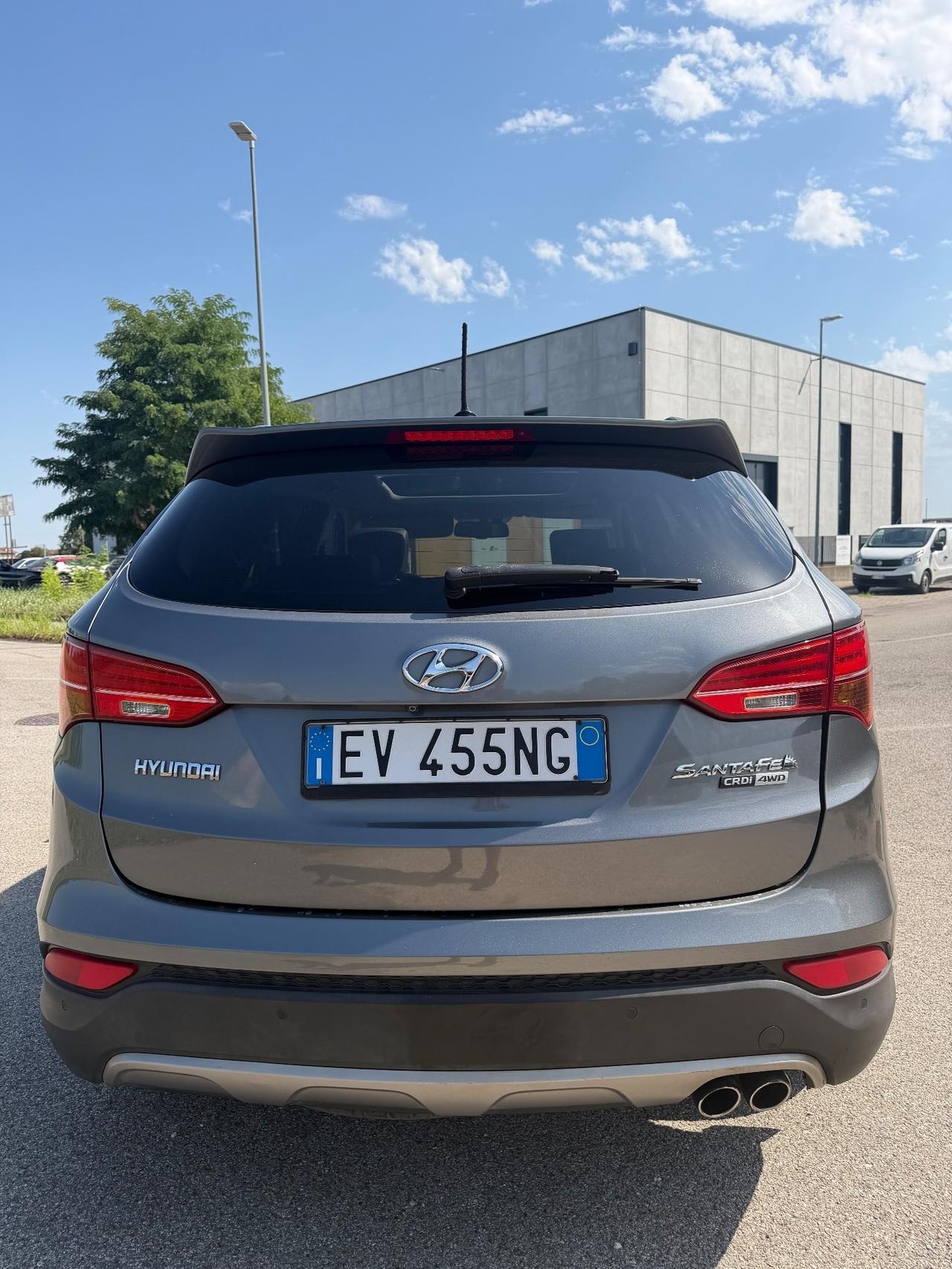 Hyundai Santa Fe .