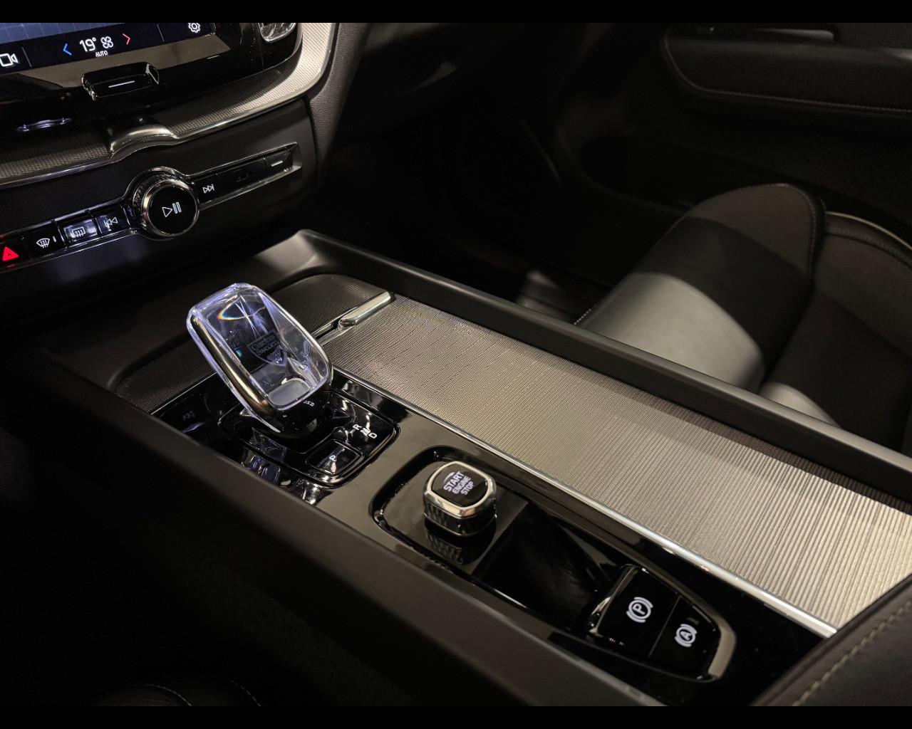 VOLVO XC60 B4 DIESEL AWD PLUS DARK AUTO