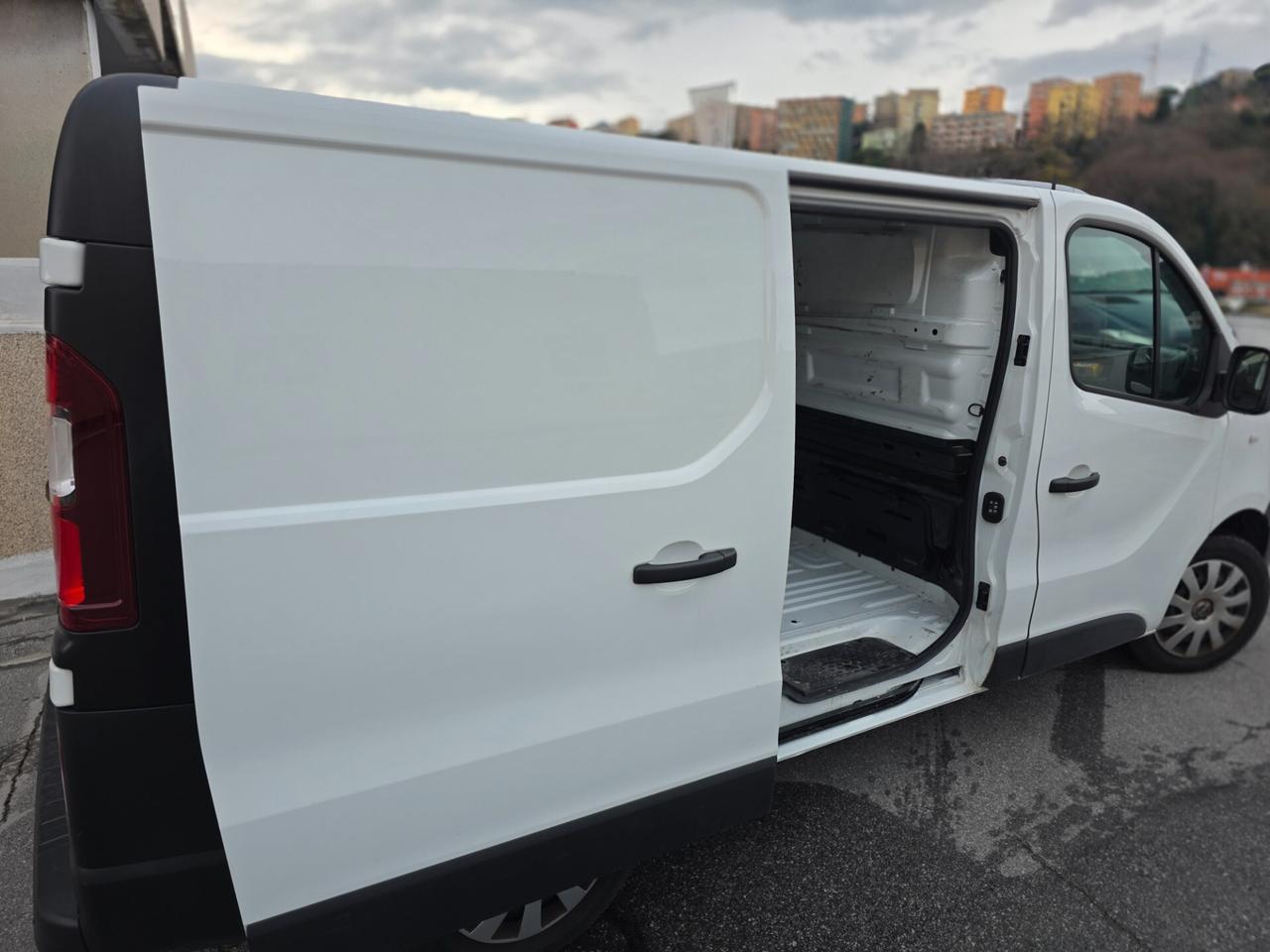 Nissan NV300 27 2.0 dCi 120CV PC-TN Van