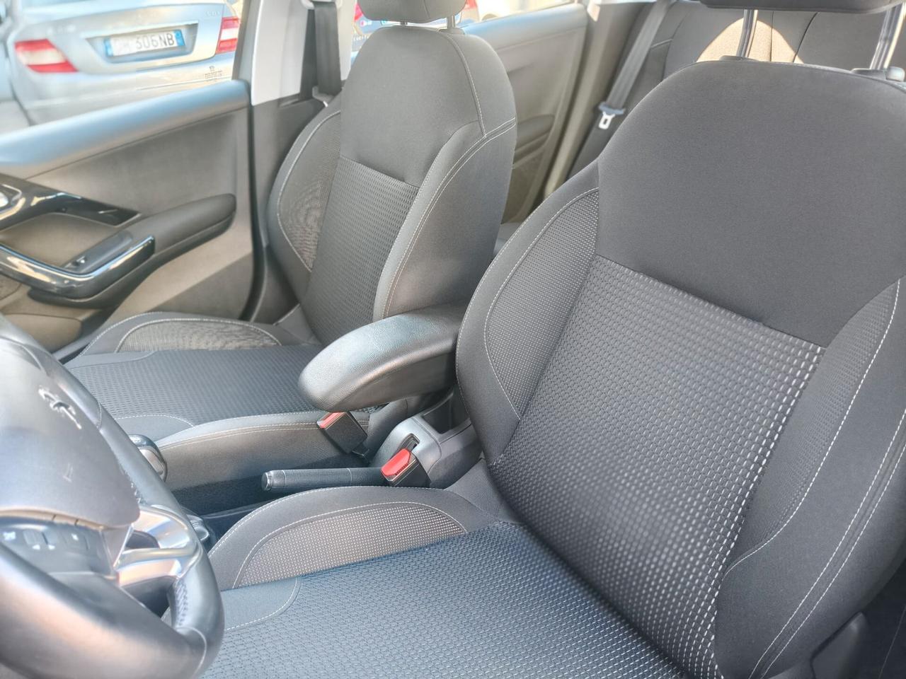 Peugeot 208 anno 2019 full optional