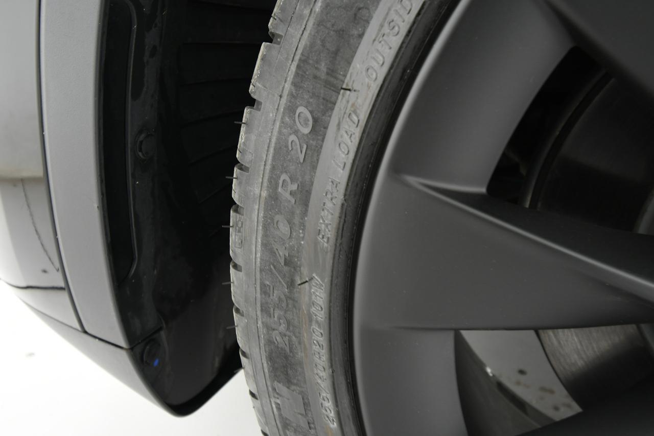 TESLA Model Y Long Range Dual Motor awd + AUTOPYLOT MAX