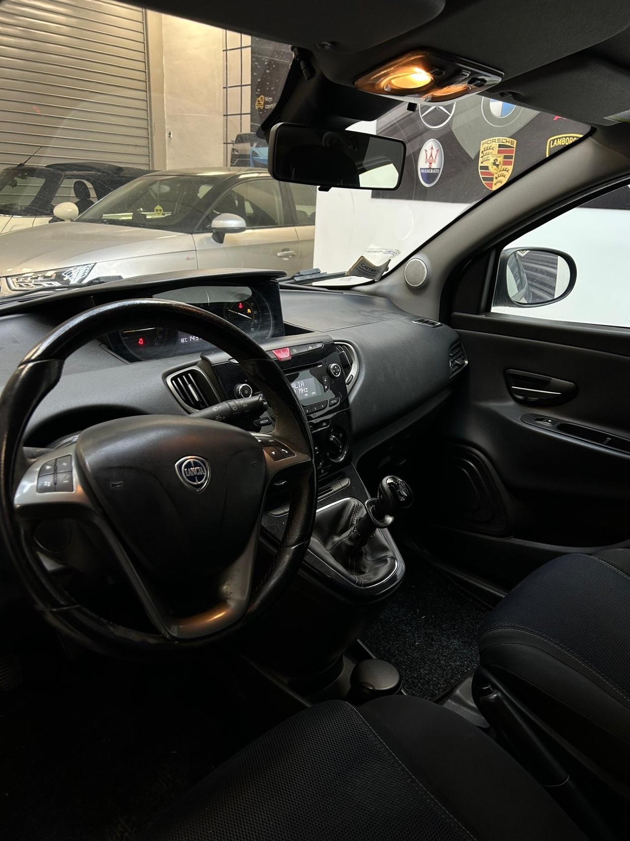 Lancia Ypsilon 1.2 69 CV 5 porte S Momodesign