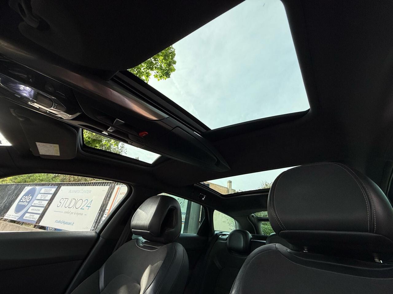 Jaguar F-Pace 2.0 R-Sport AWD 180 HP