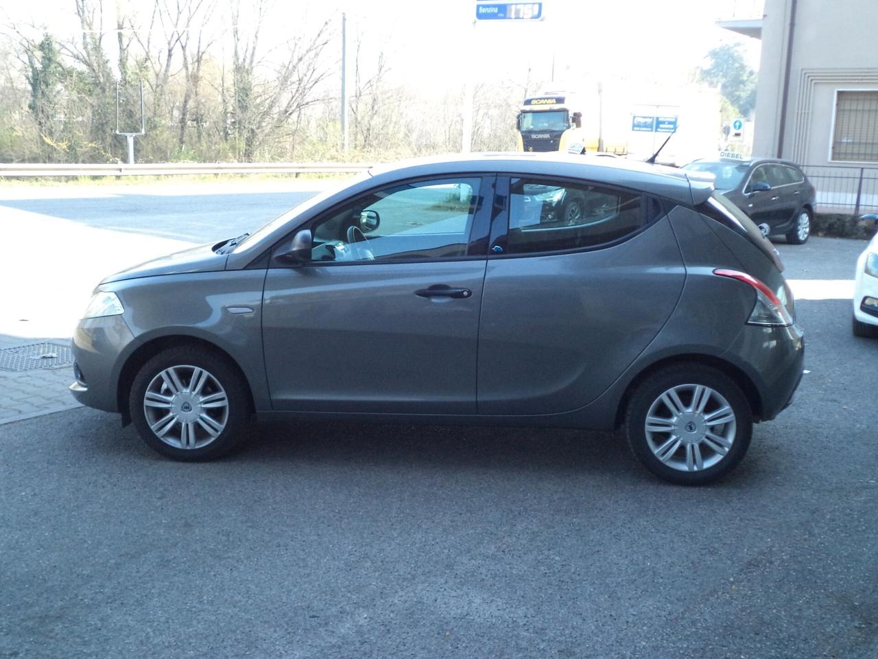 Lancia Ypsilon 1.2 69 CV 5 porte Elefantino Blu OK NEOPATENTATI