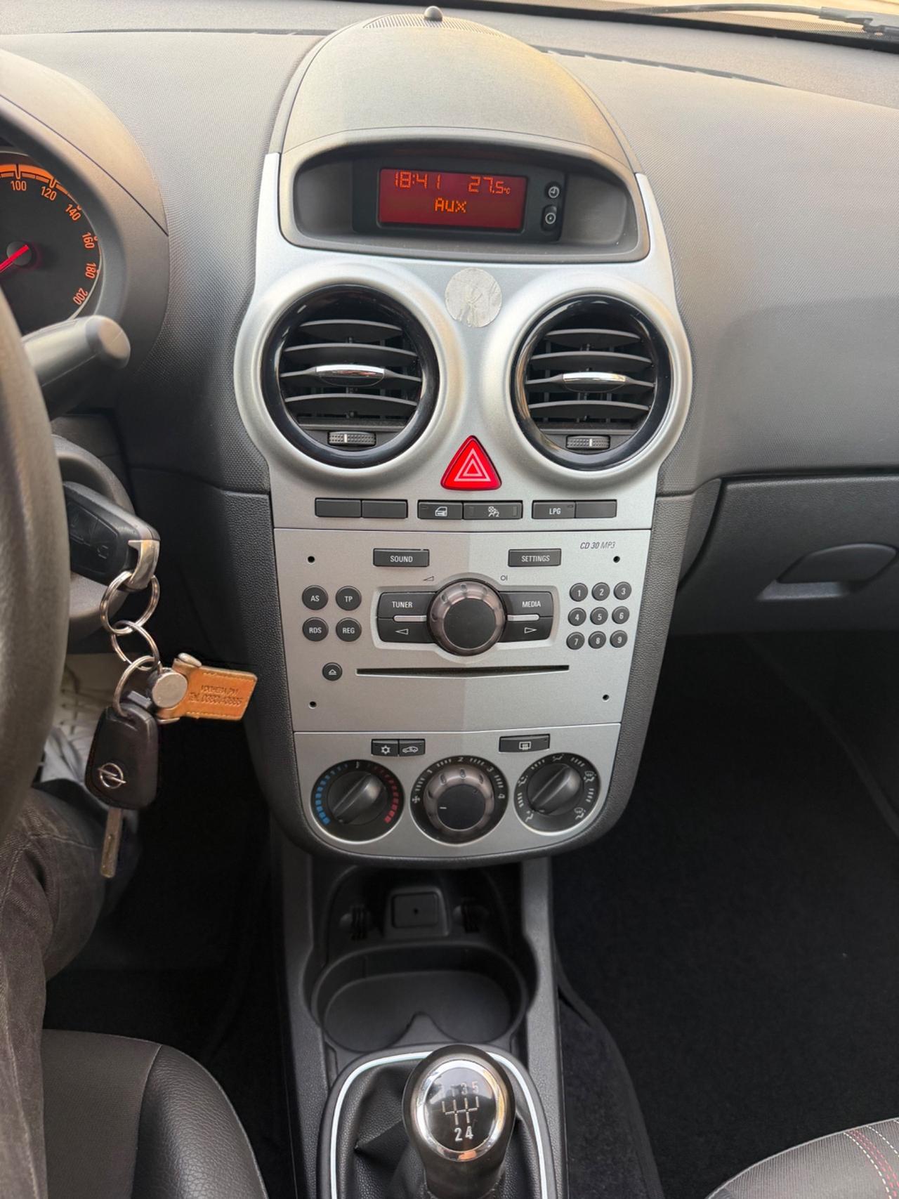 Opel Corsa 1.2 benzina gpl 2012