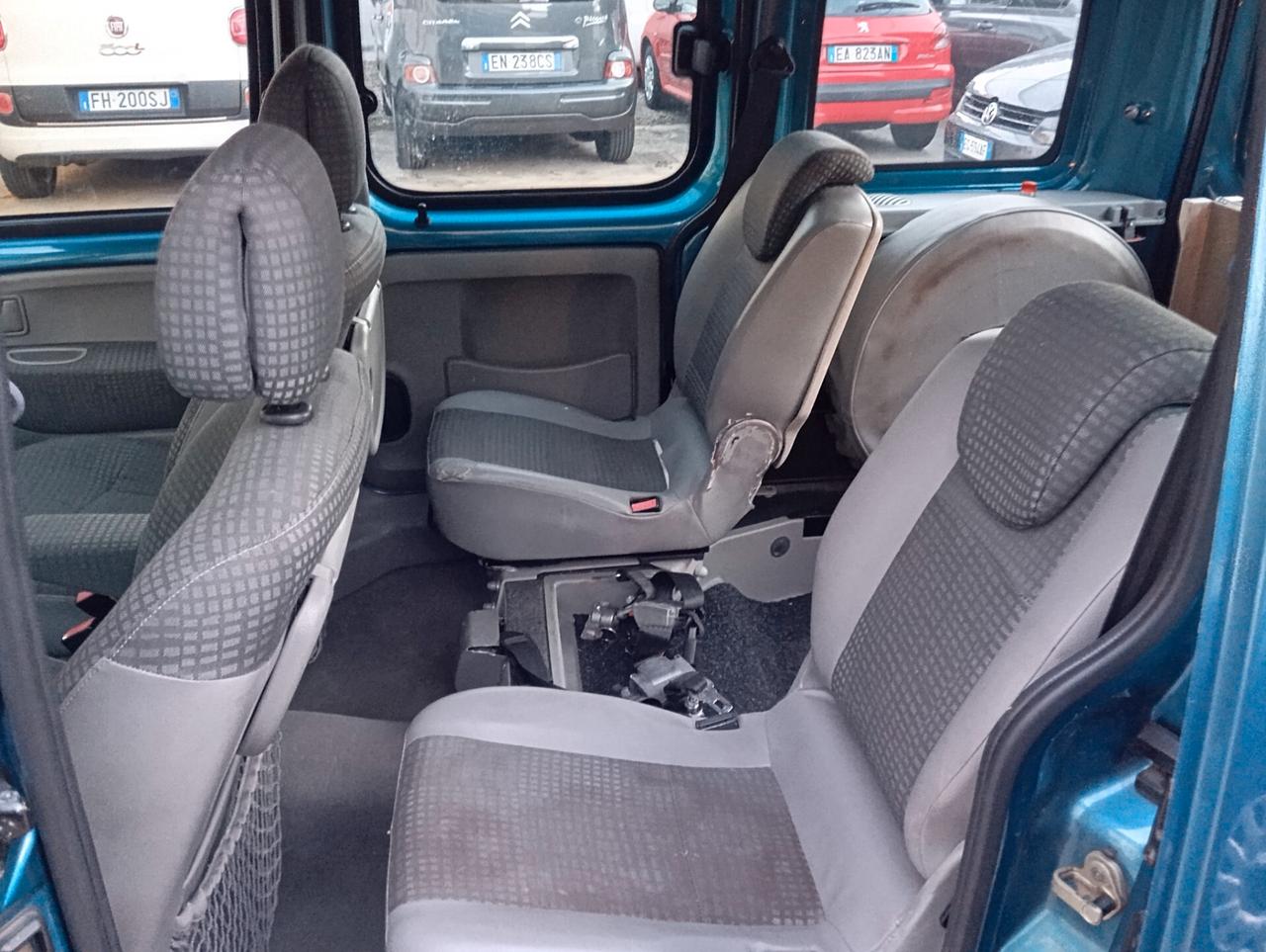Renault Kangoo 1.6 con pedana per disabili