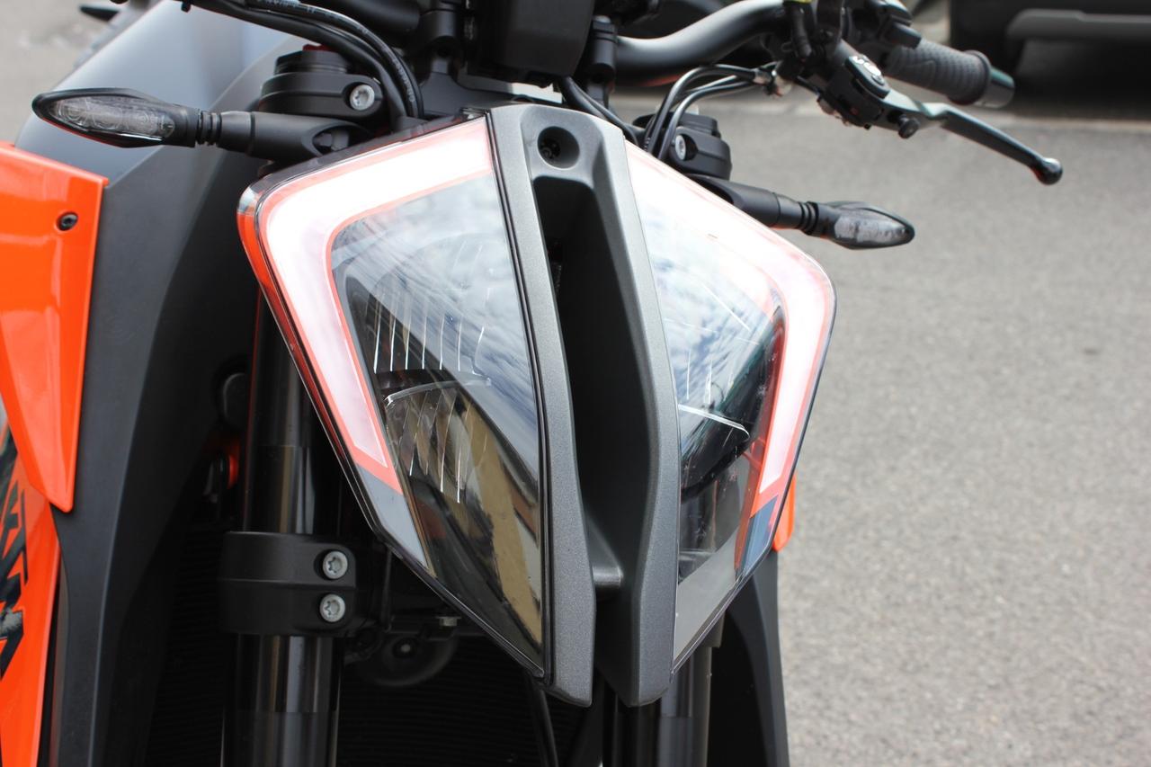 KTM 1290 SUPER DUKE R PARI AL NUOVO TERMINALE AKRAPOVIC