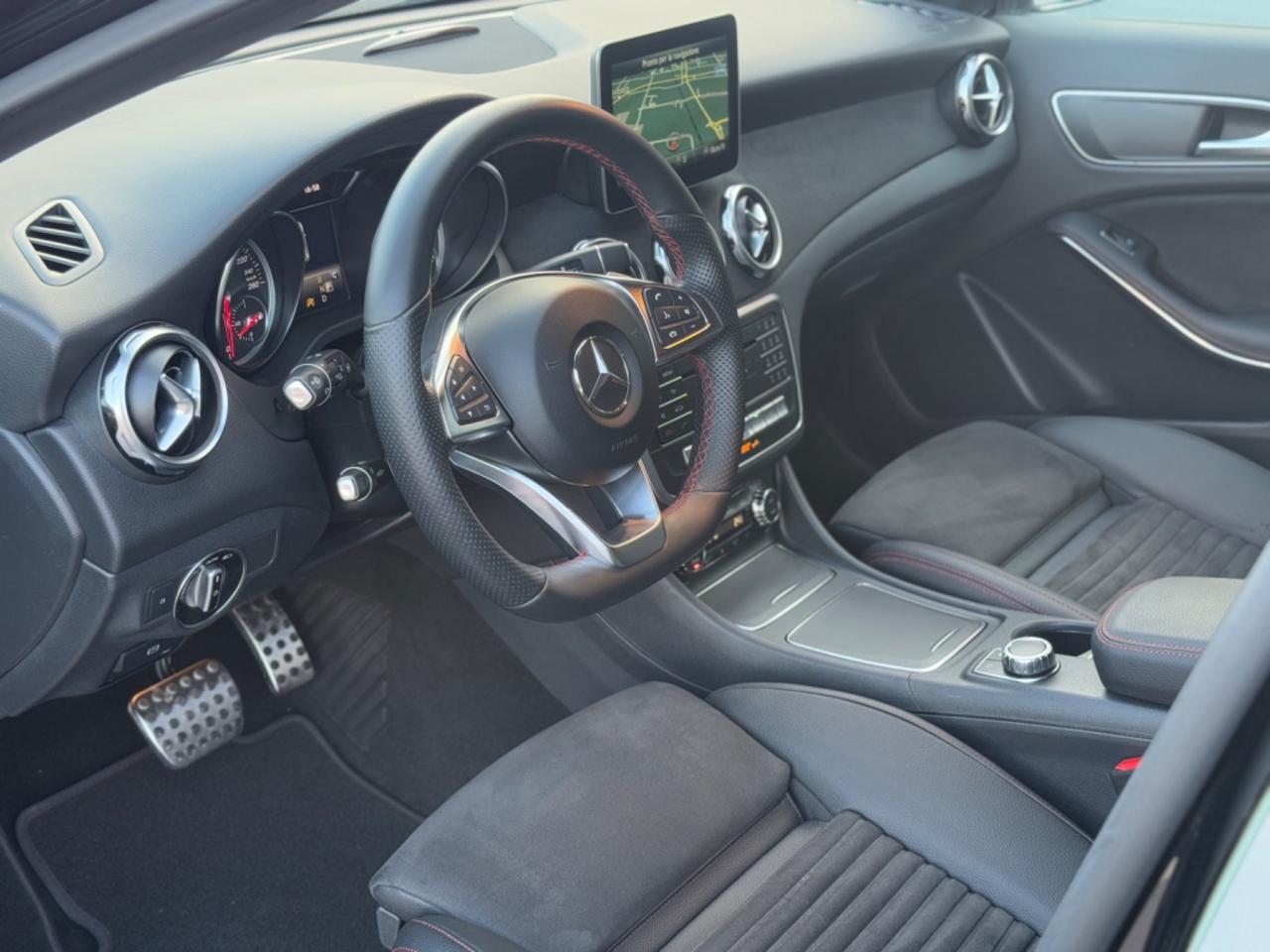 Mercedes-benz GLA 200d Premium AMG LINE!