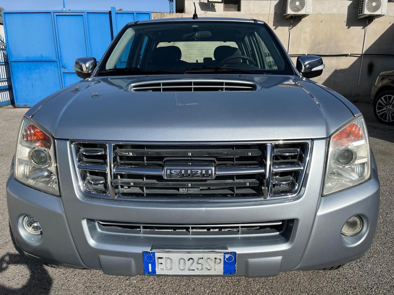 IsuzuD-Max-3.0T.D-4WD/4P-c.aut-km135000-2010