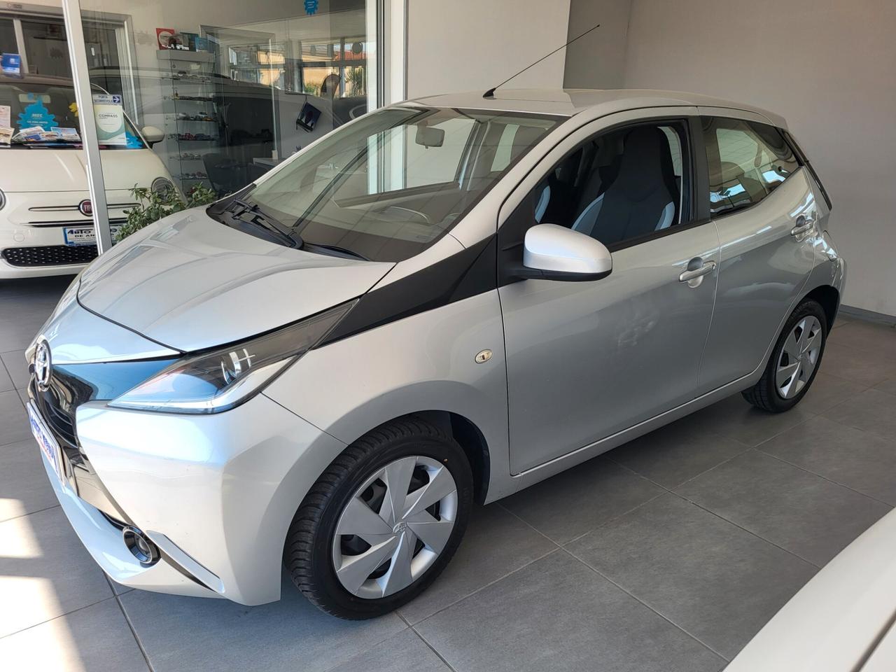 Toyota Aygo 1.0 VVT 5 PORTE X-PLAY *** RETROCAMERA -CRUISE CONTROL ***