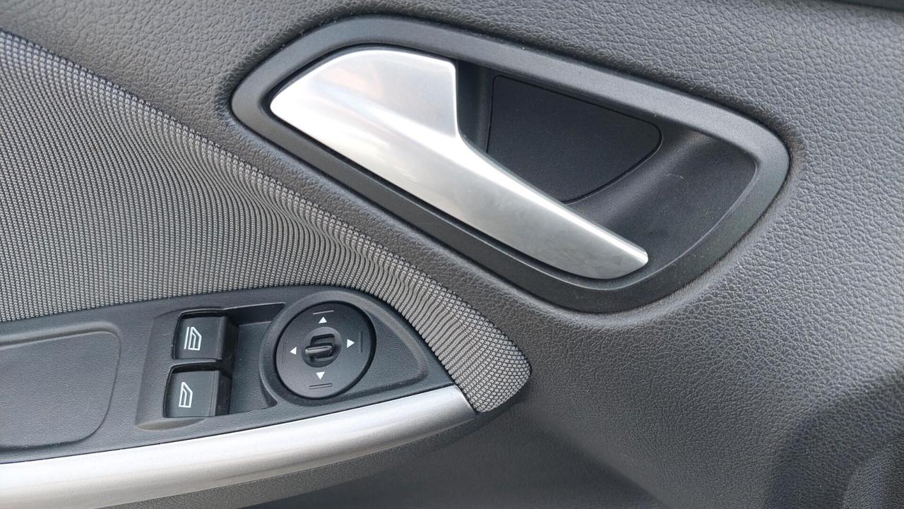 CONSUMI RIDOTTI -FORD FOCUS 1.6 -POCHI CHILOMETRI