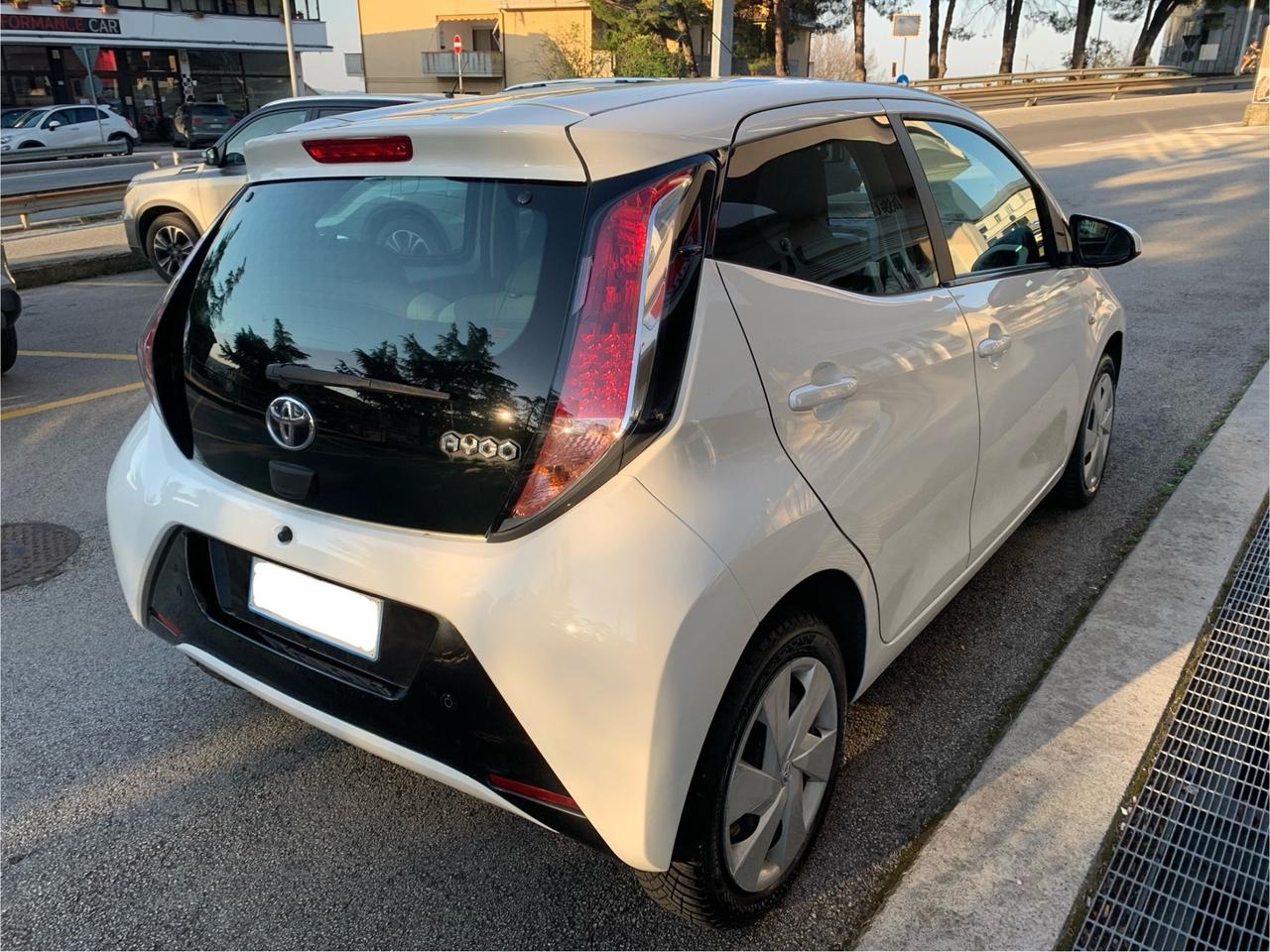 Toyota Aygo 1.0 VVT-i 69 CV 5 porte x-play MMT