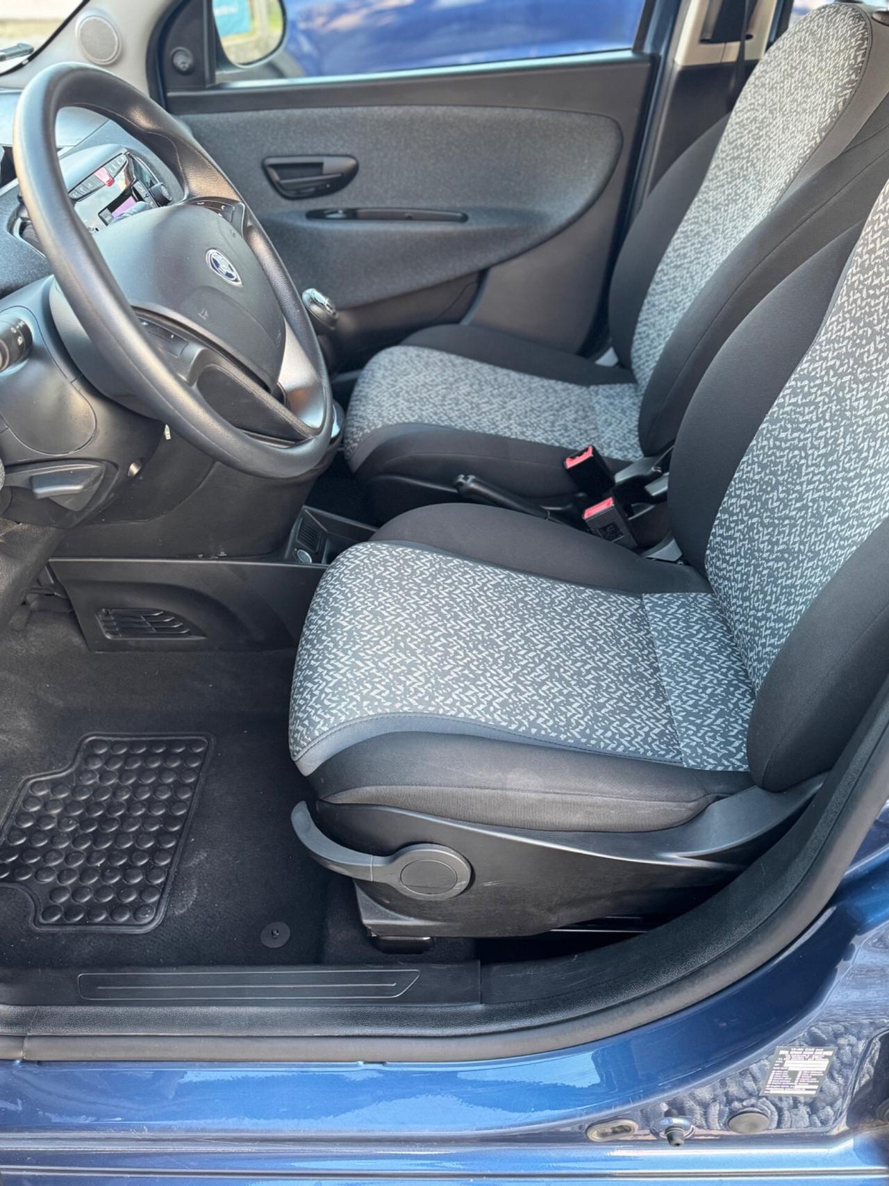 Lancia Ypsilon 1.0 FireFly 5 porte S&S Hybrid Ecochic Silver