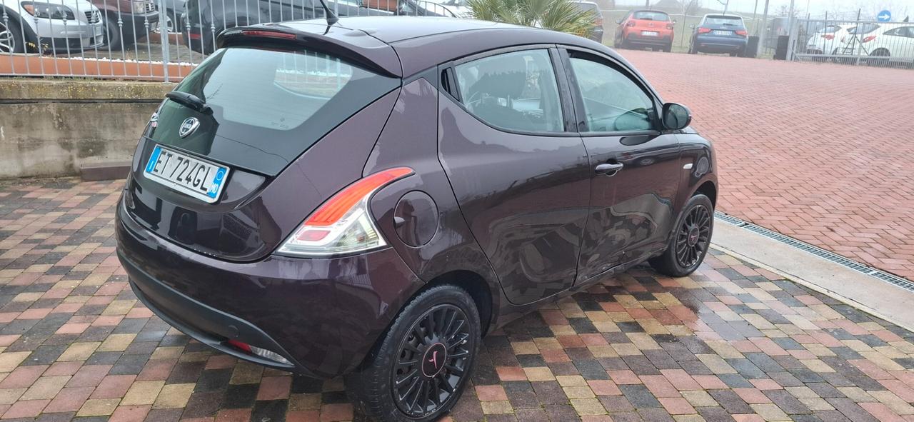 Lancia Ypsilon 1.2 69 CV 5 porte S&S Silver