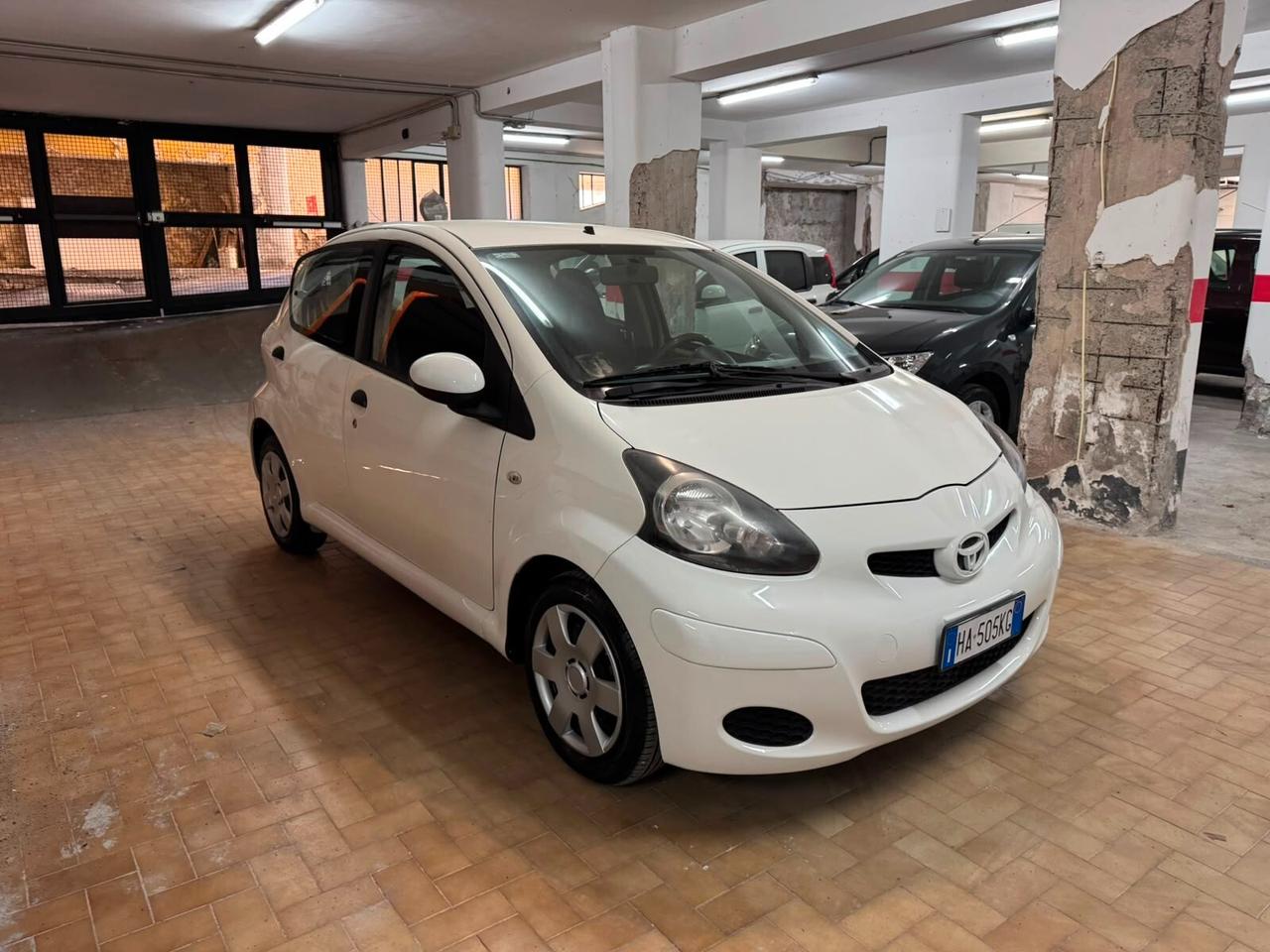TOYOTA AYGO 1.0 CONNECT – SOLO 59.000 KM – GARANZIA – NEOPATENTATI OK”.