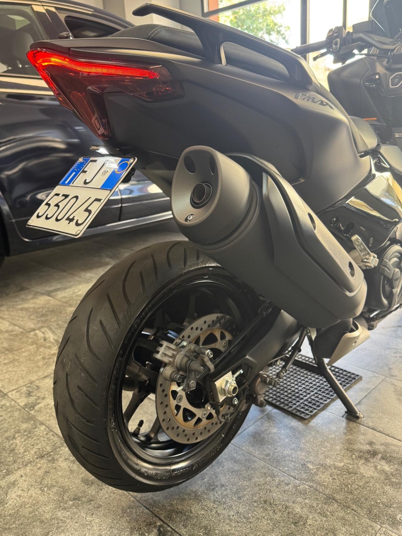 Yamaha TMAX 560 DARK MAGMA TECH MAX