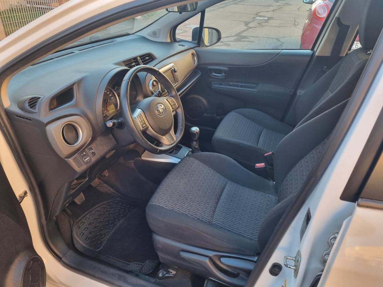 Toyota Yaris 1.0 5 porte Lounge neo patentati unica proprietaria