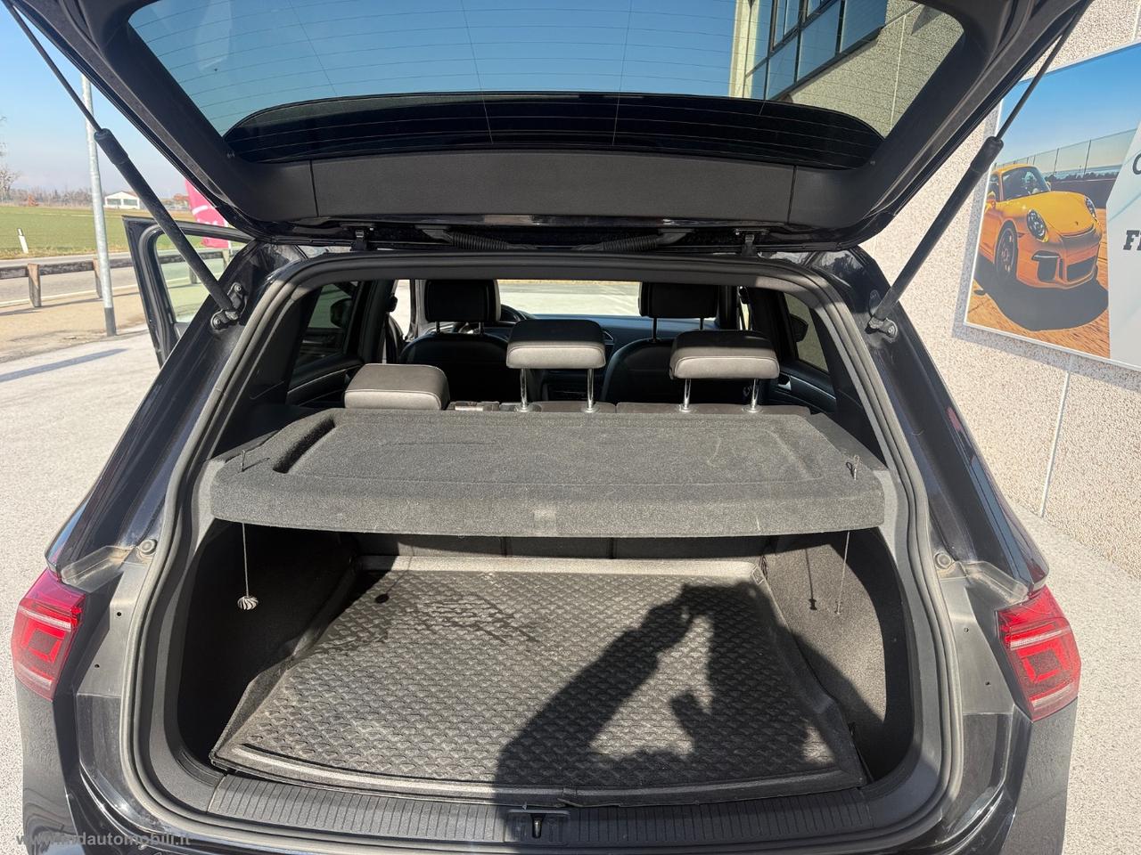 VOLKSWAGEN Tiguan 2.0 TDI 150CV SCR DSG R-Line FULL BLACK NUOVO MODELLO