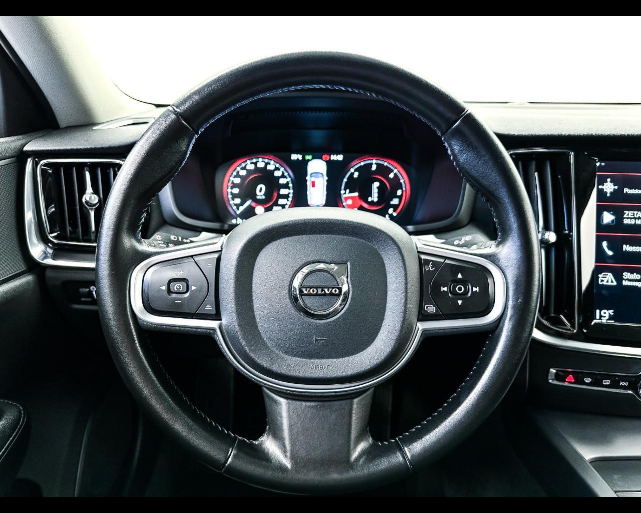VOLVO V60 (2018-->) - V60 D3 Geartronic Momentum Business