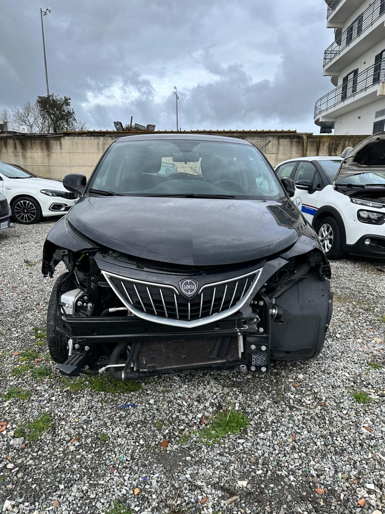 Lancia Ypsilon 1.0 hybrid 2023 sinistrata