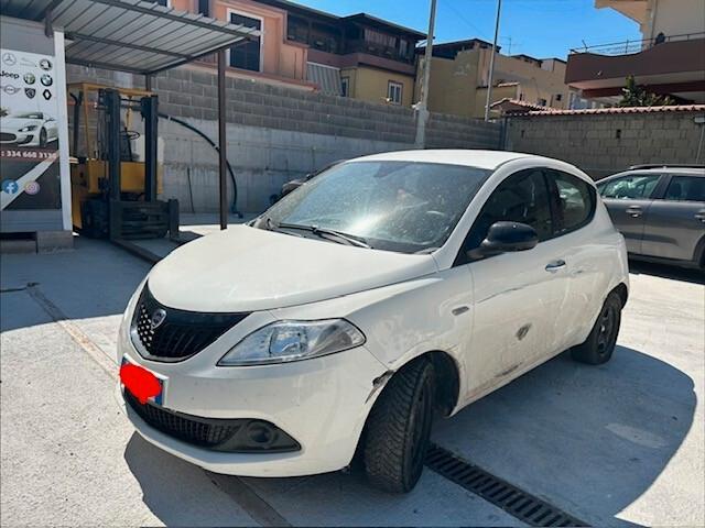 Lancia Ypsilon 2023 1.0 FireFly 5 porte S&S Hybrid Gold sinistrata incidentata