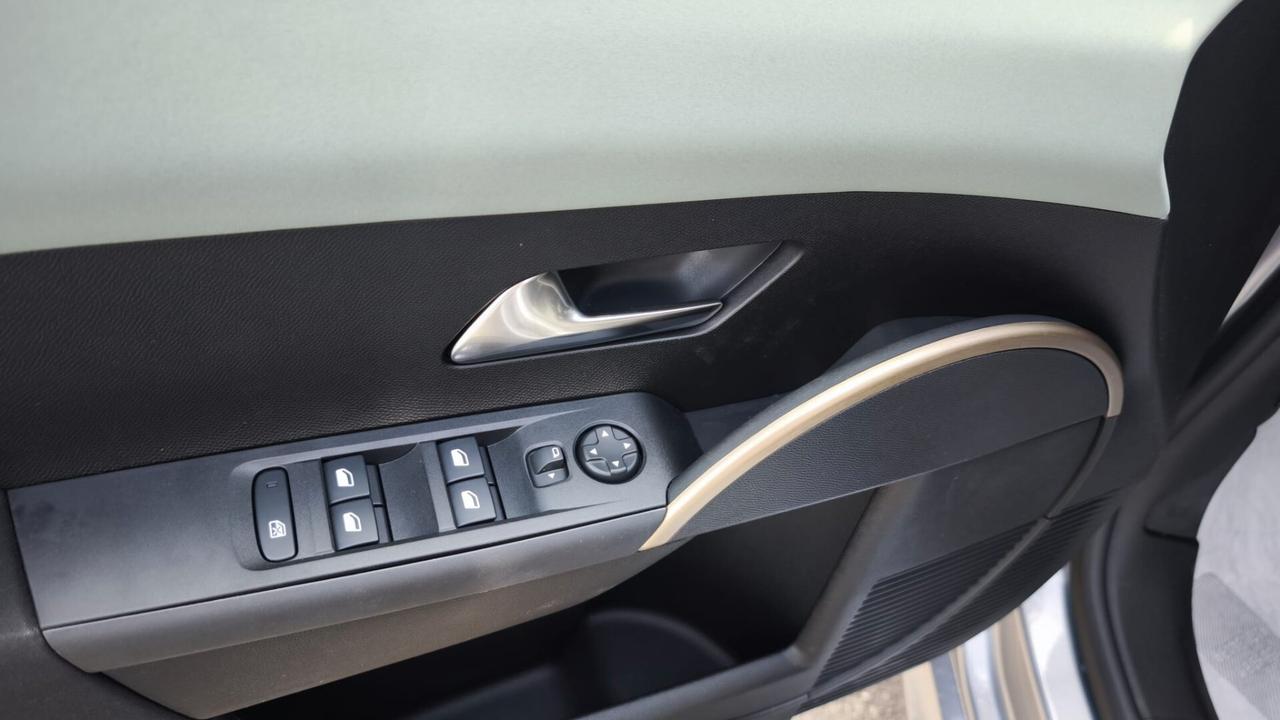 Lancia Ypsilon Hybrid e-DCT