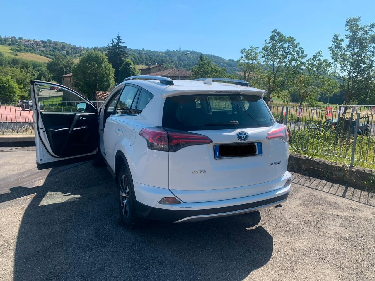 Toyota RAV 4-TDI 2R 107000 km-anno 2016-tagliandato-suv-sicuro spazioso in ottime condizioni