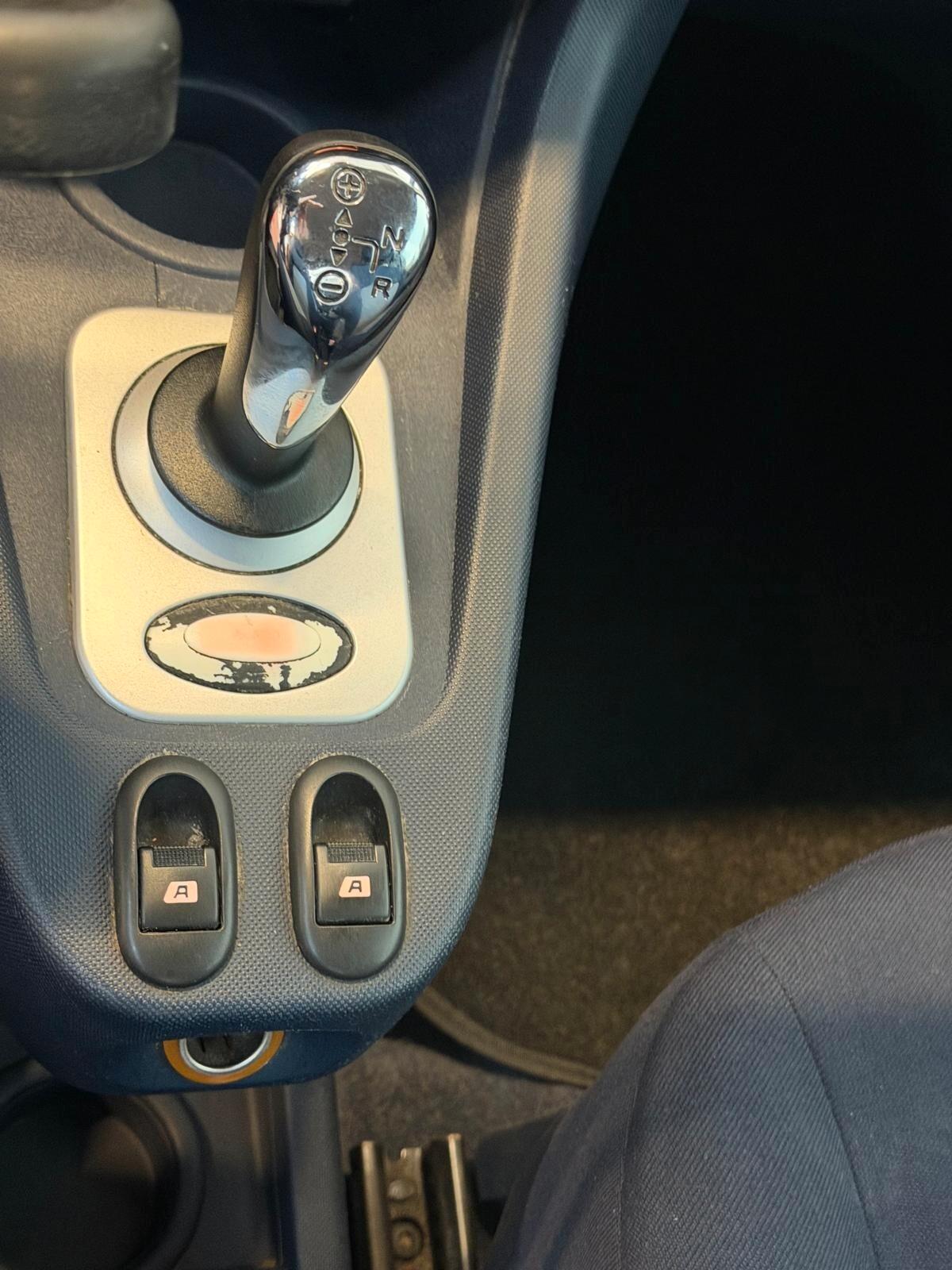 Peugeot 1007 1.6 Trendy 2Tronic allestimento e ausili di guida per disabili