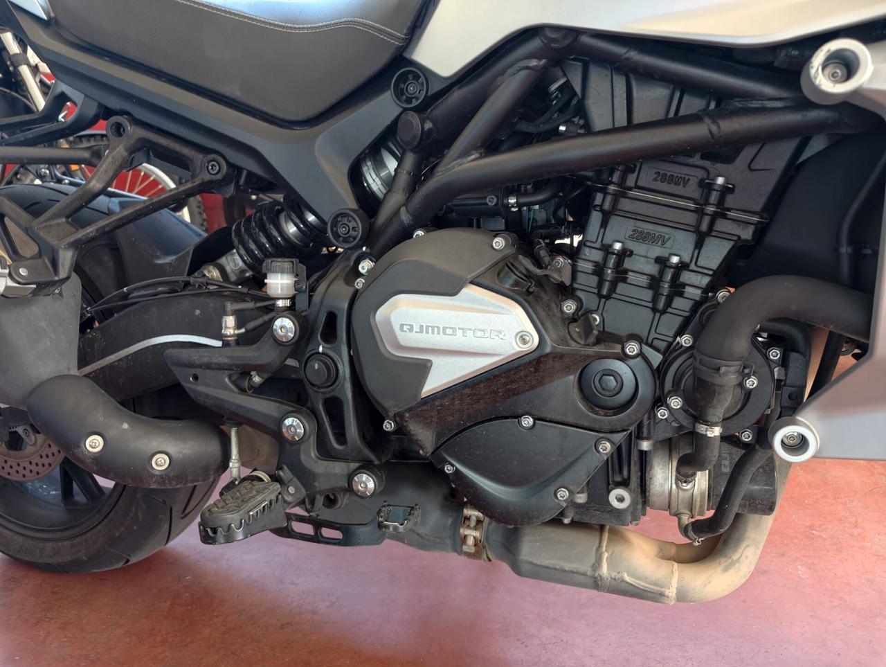 Qj Motor SRT 800 STRADALE