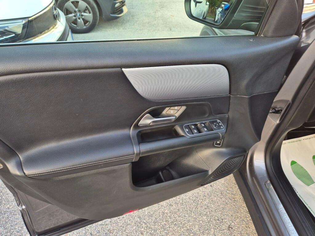 Mercedes GLB 180 d Automatic Sport con Garanzia