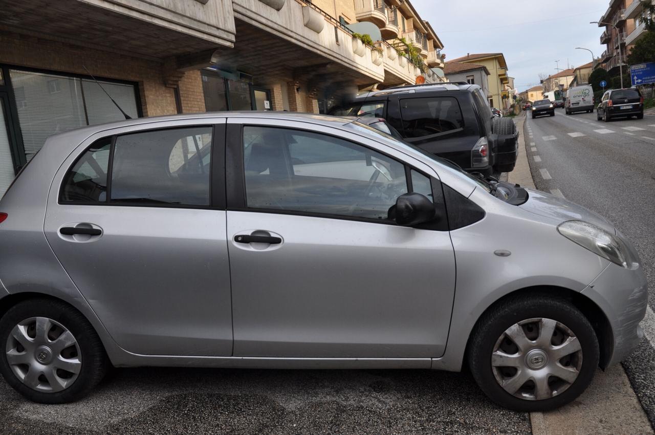 Toyota Yaris 1.0 5 porte NEOPATENTATI