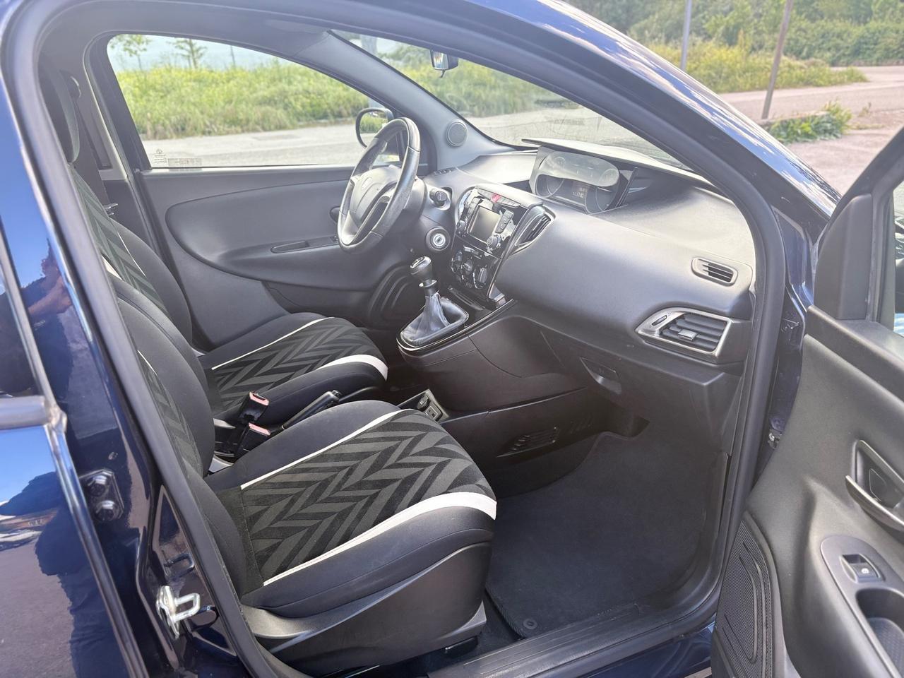 Lancia Ypsilon 1.2 69 CV 5P Gold UCONNECT Blue&Me