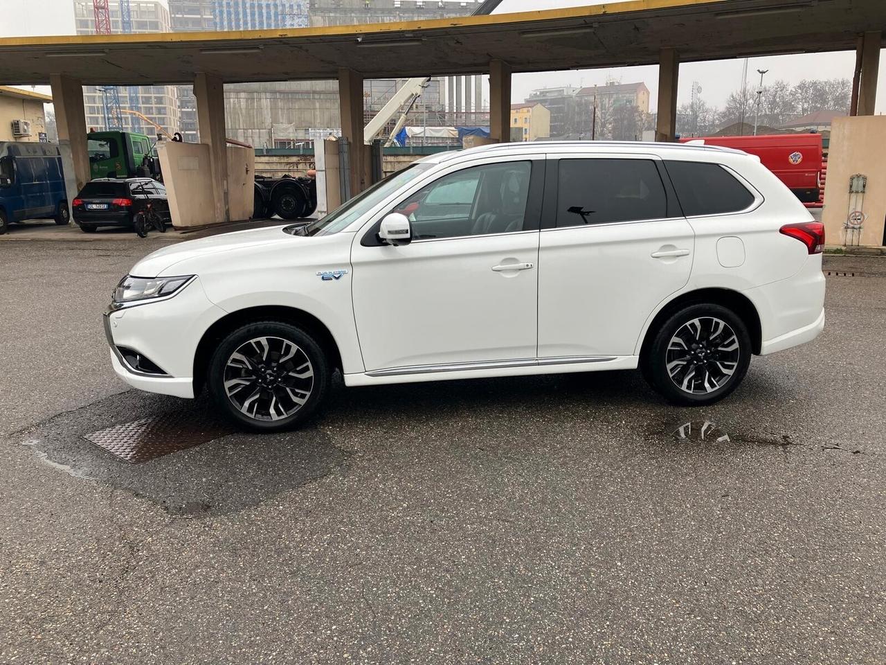 Mitsubishi Outlander 2.0 MIVEC 4WD PHEV Instyle Diamond