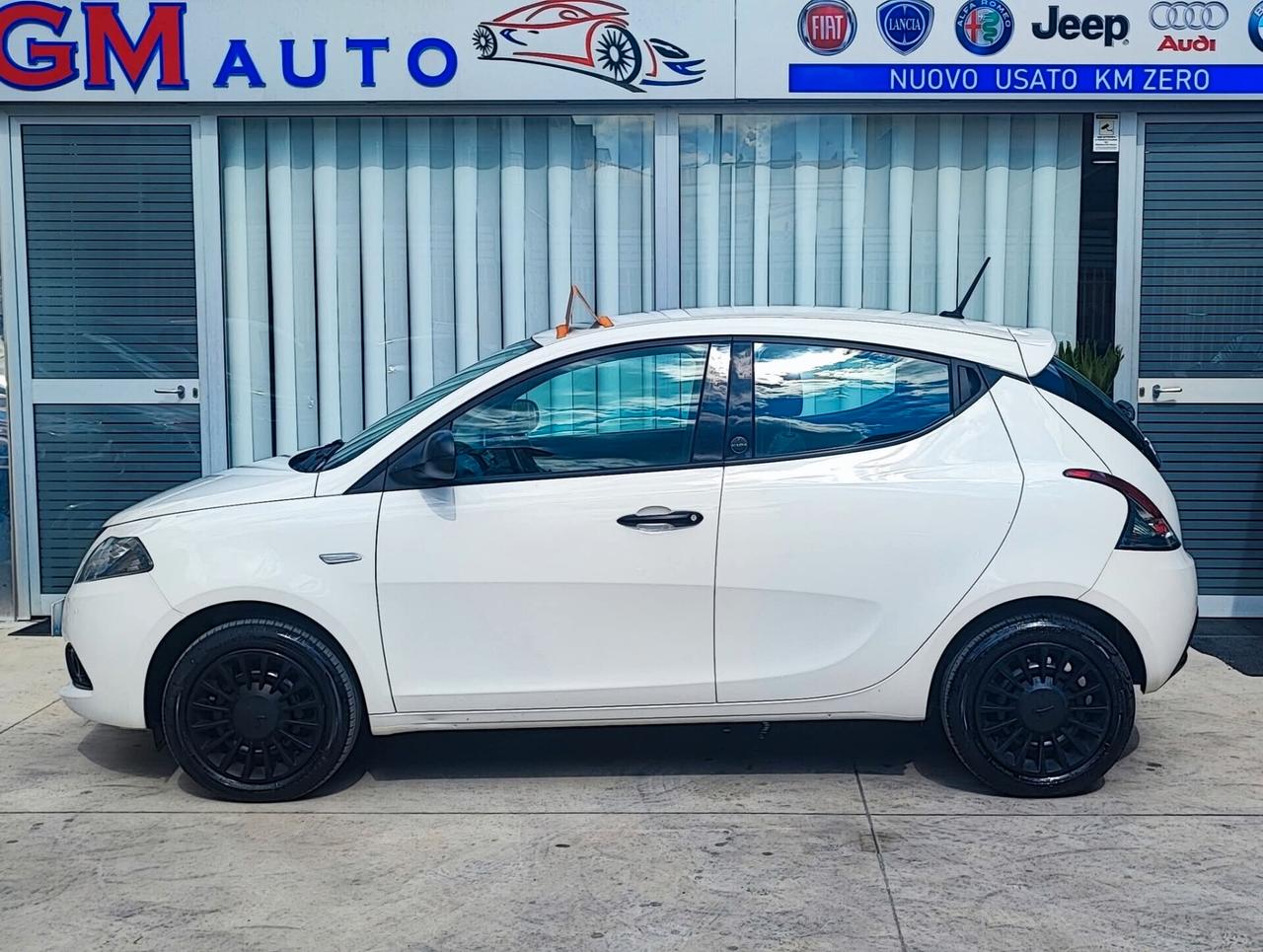 Lancia Ypsilon 1.0 Hybrid Ecochic silver 11/2020