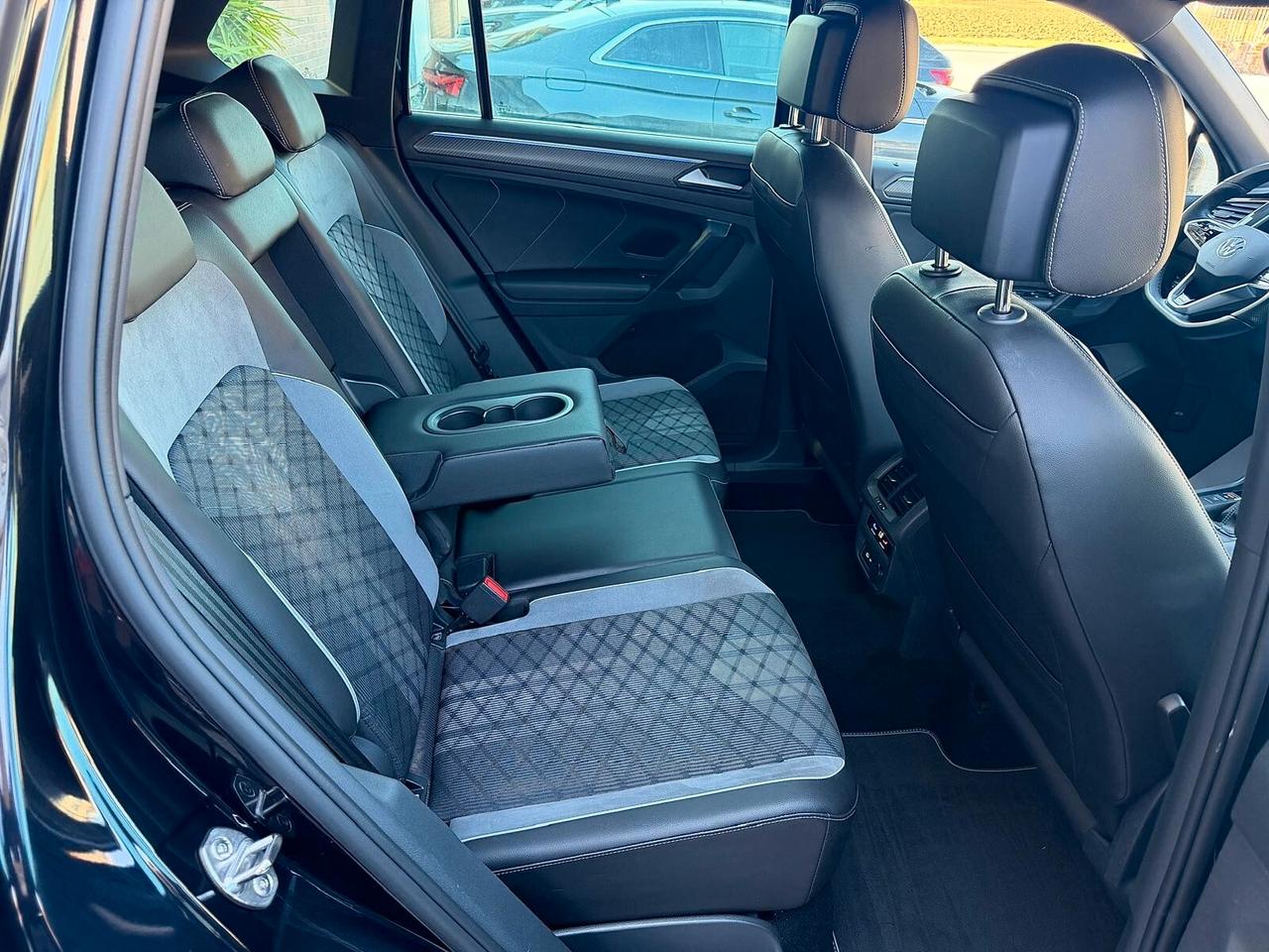 Volkswagen Tiguan 2.0 TDI 150 CV SCR DSG R-Line interno ed esterno