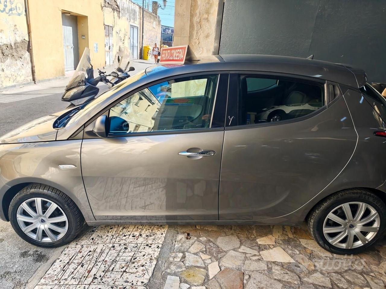Lancia Ypsilon 1.2 69 CV 5 porte Silver