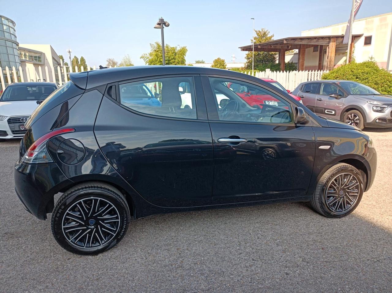 Lancia Ypsilon 1.0 FireFly 5 porte S&S Hybrid Silver